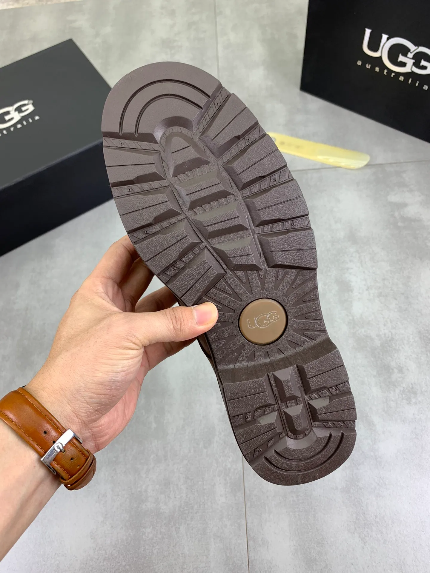 Factory price P640 💶[UGG] (full wool lining) Top-end high-quality fur integrated warm snow boots from Australia's warm luxury men's shoes brand, UGG-5877 official website synchronized, made of imported cowhide, carefully sewn...Imported rubber outsole (comfortable, soft, wear-resistant) The quality is really great...Exquisite workmanship, you can't put it down at first sight, code number: 39-44 Color: 3️⃣colors available